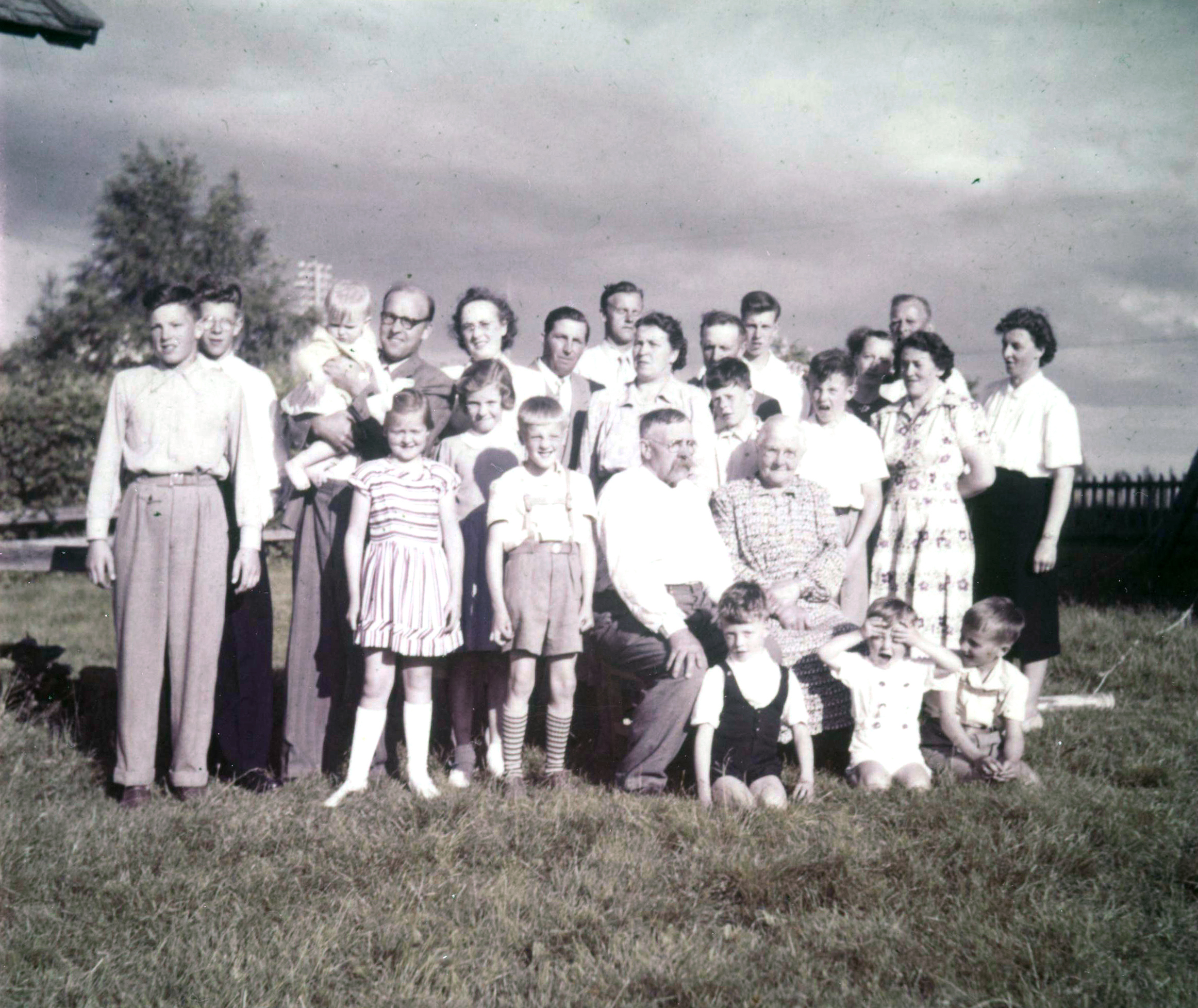 1951_barn_och_barnbarn_i_lund__anton_och_hulda_.jpg (large)